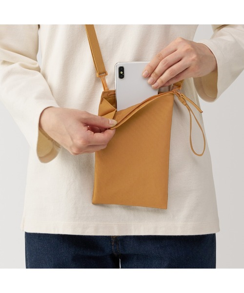 無印良品（ムジルシリョウヒン）の「ポーチとしても使える　撥水ミニサコッシュ（ショルダーバッグ・メンズ・スモークピンク/ライトベージュ/ブラック/マスタード/バーガンディー/チャコールグレー・FREE）」の18枚目の写真