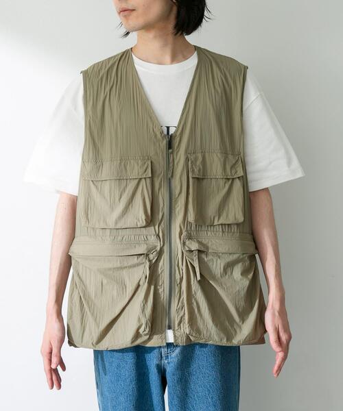 URBAN RESEARCH Sonny Label（アーバンリサーチサニーレーベル）の「ナイロンマルチポケットジップベスト（ベスト・メンズ・ブラック/グリーン系その他・MEDIUM/LARGE）」の13枚目の写真