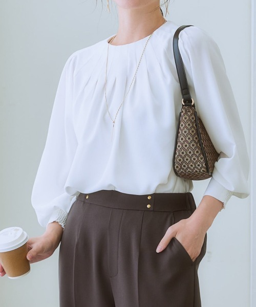 nissen（ニッセン）の「ボリュームスリーブタックブラウス（シャツ/ブラウス・レディース・ピンク/ベージュ系/オフホワイト/ブラック/ライラック系・LL/L/M/S）」の2枚目の写真