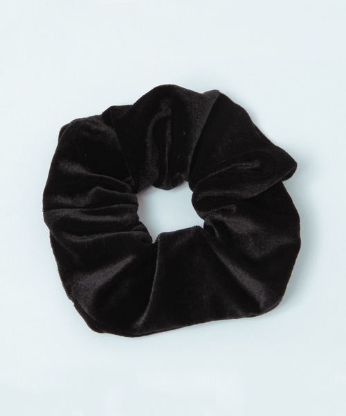 studio CLIP（スタディオクリップ）の「【daily CLIP】ベルベットシュシュ（シュシュ・レディース・ベージュ/ブラック・FREE）」の2枚目の写真