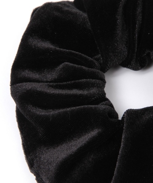 studio CLIP（スタディオクリップ）の「【daily CLIP】ベルベットシュシュ（シュシュ・レディース・ベージュ/ブラック・FREE）」の3枚目の写真