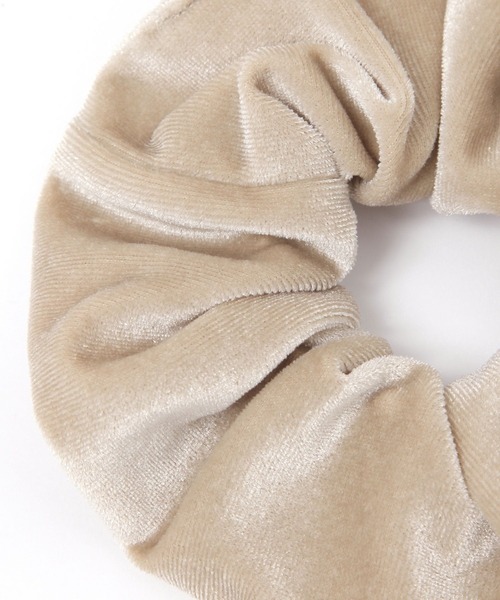 studio CLIP（スタディオクリップ）の「【daily CLIP】ベルベットシュシュ（シュシュ・レディース・ベージュ/ブラック・FREE）」の4枚目の写真