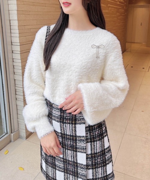 INGNI(イング)の「リボンブローチ付フェザーニット(ニット/セーター・レディース・グレー/アイボリー/ピンク・M)」の5枚目の写真