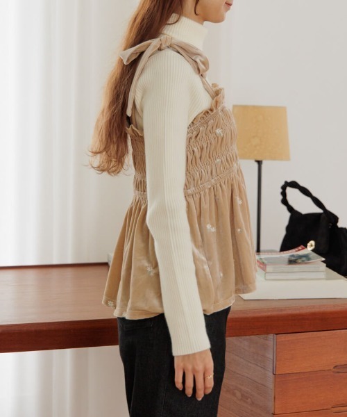 flower（フラワー）の「ベロアエンブロイダリービスチェ（キャミソール・レディース・ベージュ/ブラック・FREE）」の3枚目の写真