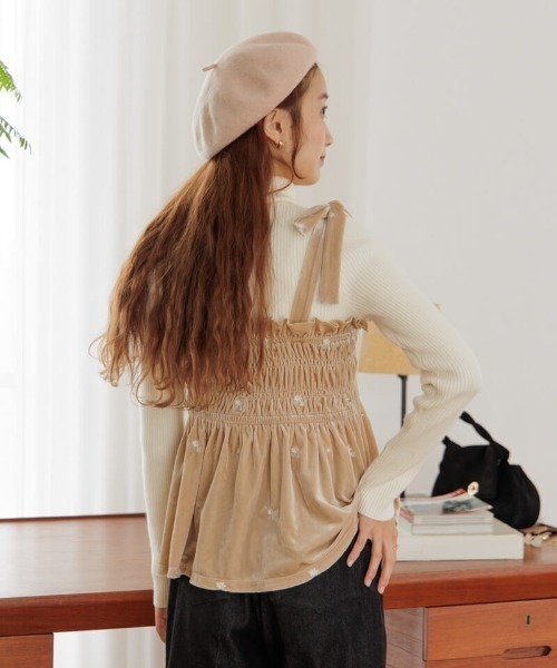 flower（フラワー）の「ベロアエンブロイダリービスチェ（キャミソール・レディース・ベージュ/ブラック・FREE）」の4枚目の写真