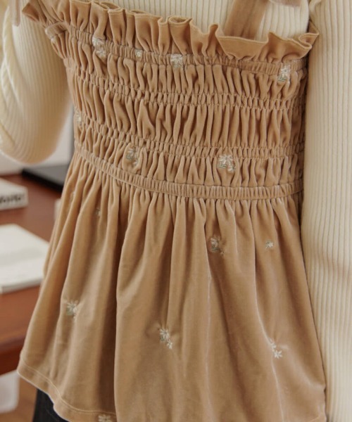 flower（フラワー）の「ベロアエンブロイダリービスチェ（キャミソール・レディース・ベージュ/ブラック・FREE）」の9枚目の写真