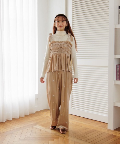 flower（フラワー）の「ベロアエンブロイダリービスチェ（キャミソール・レディース・ベージュ/ブラック・FREE）」の10枚目の写真