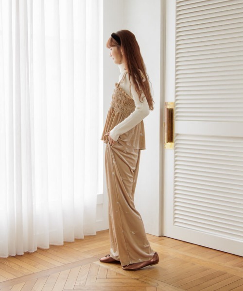 flower（フラワー）の「ベロアエンブロイダリービスチェ（キャミソール・レディース・ベージュ/ブラック・FREE）」の11枚目の写真