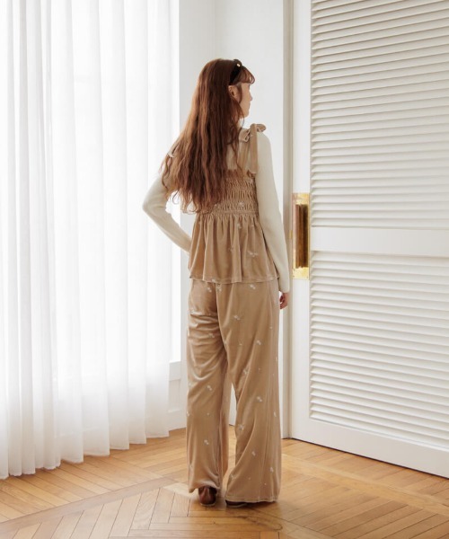 flower（フラワー）の「ベロアエンブロイダリービスチェ（キャミソール・レディース・ベージュ/ブラック・FREE）」の12枚目の写真