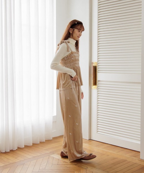 flower（フラワー）の「ベロアエンブロイダリービスチェ（キャミソール・レディース・ベージュ/ブラック・FREE）」の13枚目の写真