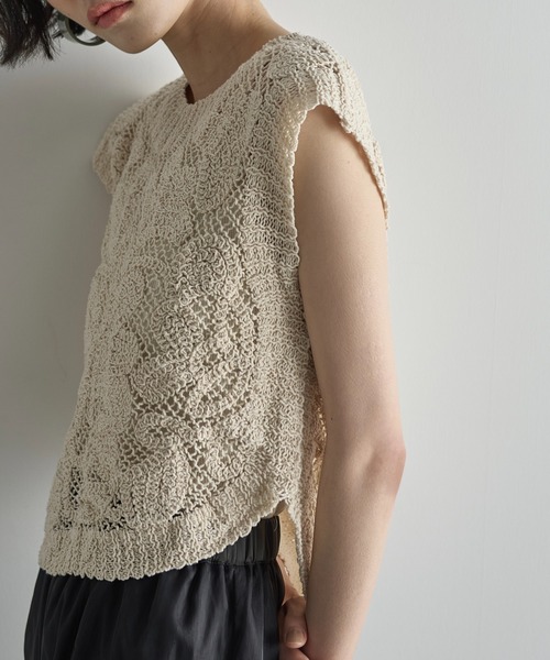 THE YOn（ザヨン）の「ラウンドヘムトーションレースノースリーブトップス（その他トップス・レディース・ナチュラル/ブラック・FREE）」の4枚目の写真