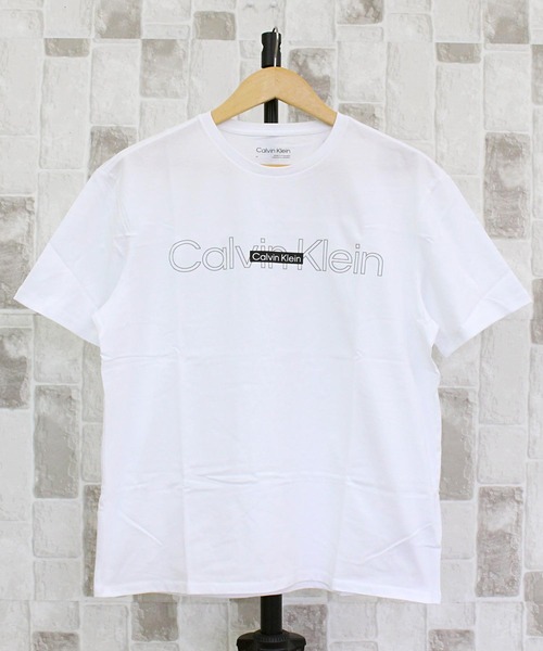Calvin Klein(カルバン・クライン)の「CK ロゴテクスチャードボックスクルーネックTシャツ SS CK LOGO TEXTURED BOX CREWNECK TEE(Tシャツ/カットソー・メンズ・ホワイト・M/L/XL)」の1枚目の写真