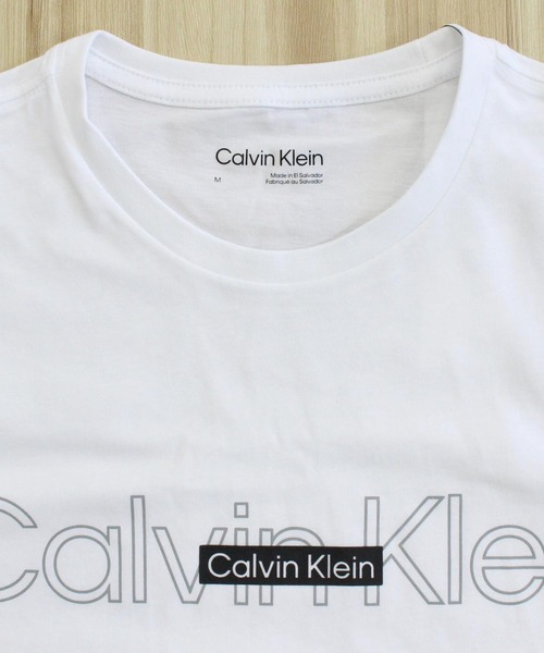 Calvin Klein(カルバン・クライン)の「CK ロゴテクスチャードボックスクルーネックTシャツ SS CK LOGO TEXTURED BOX CREWNECK TEE(Tシャツ/カットソー・メンズ・ホワイト・M/L/XL)」の3枚目の写真