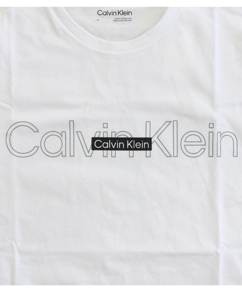 Calvin Klein(カルバン・クライン)の「CK ロゴテクスチャードボックスクルーネックTシャツ SS CK LOGO TEXTURED BOX CREWNECK TEE(Tシャツ/カットソー・メンズ・ホワイト・M/L/XL)」の4枚目の写真