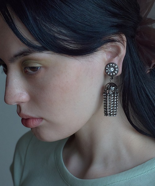 IRIS47（イリスフォーセブン）の「【IRIS 47】palace crystal fringe earring/パレス クリスタル フリンジ イヤリング BO162（イヤリング・レディース・ブラック/シルバー・FREE）」の2枚目の写真