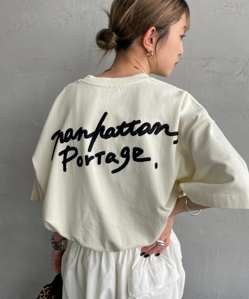 Manhattan Portage（マンハッタンポーテージ）の「[MANHATTAN PORTAGE/マンハッタンポーテージ] 手書き風バック刺繍ロゴ ショートスリーブTシャツ（トップス）」