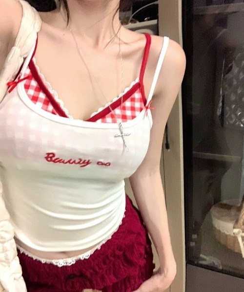 SHEENA（シーナ）の「カップ付きフェイクレイヤード刺しゅうロゴキャミソール（キャミソール・レディース・ブラック/グレー/ホワイト・M）」の9枚目の写真