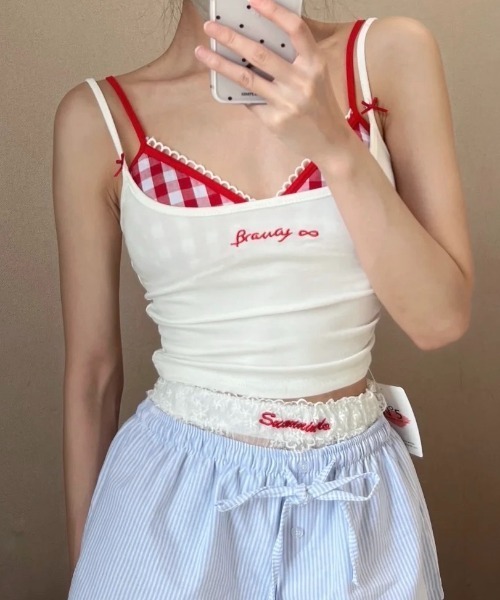 SHEENA（シーナ）の「カップ付きフェイクレイヤード刺しゅうロゴキャミソール（キャミソール・レディース・ブラック/グレー/ホワイト・M）」の18枚目の写真