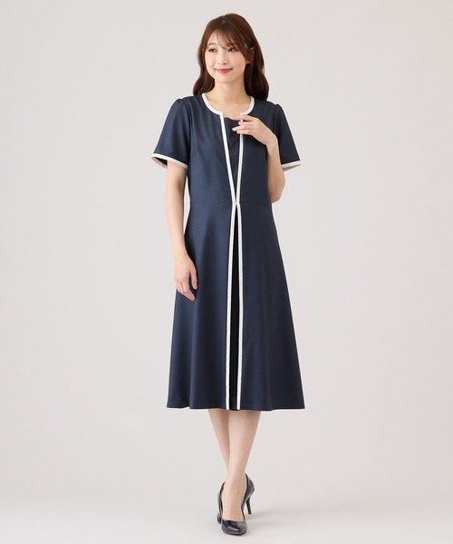 Rose Tiara(ローズティアラ)の「フロントプリーツ切替ワンピース(ワンピース・レディース・ベージュ/ネイビー・38/40/42/46)」の6枚目の写真