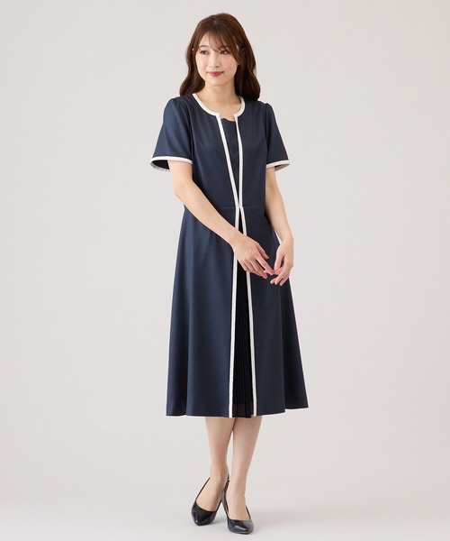 Rose Tiara(ローズティアラ)の「フロントプリーツ切替ワンピース(ワンピース・レディース・ベージュ/ネイビー・38/40/42/46)」の7枚目の写真