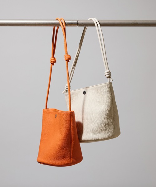 Breath TOPKAPI(ブレストプカピ)の「【Breath TOPKAPI】【新色追加】シュリンクレザー ノットハンドル 2way ショルダーバッグ(ショルダーバッグ・レディース・ブラック/グレイッシュベージュ/ホワイト/グリーン/イエロー/グレイッシュブルー/シルバー/クリーム/オレンジ・FREE)」の11枚目の写真