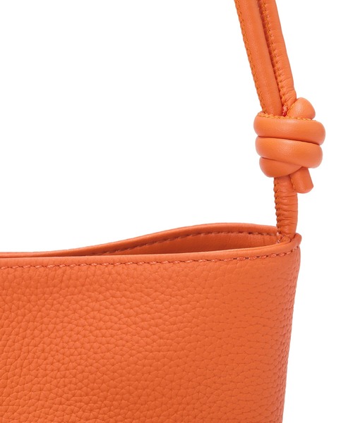 Breath TOPKAPI(ブレストプカピ)の「【Breath TOPKAPI】【新色追加】シュリンクレザー ノットハンドル 2way ショルダーバッグ(ショルダーバッグ・レディース・ブラック/グレイッシュベージュ/ホワイト/グリーン/イエロー/グレイッシュブルー/シルバー/クリーム/オレンジ・FREE)」の10枚目の写真