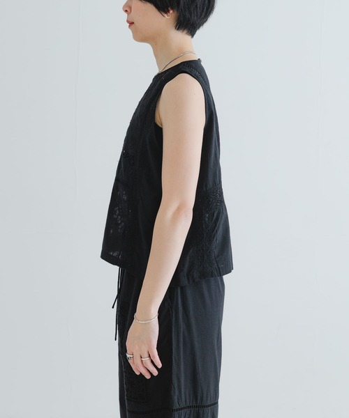 URBAN RESEARCH(アーバンリサーチ)の「パッチワークレーストップス(ベスト・レディース・オフホワイト/ブラック・FREE)」の18枚目の写真