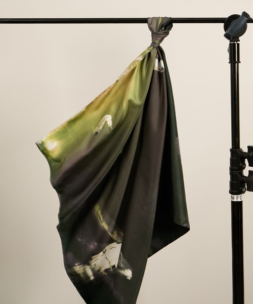 SALON adam et rope'（サロン アダム エ ロペ）の「YASUKO HIRANO ARTプリントシルクスカーフ（バンダナ/スカーフ・レディース・ダークグリーン/ライトグレー・FREE）」の3枚目の写真