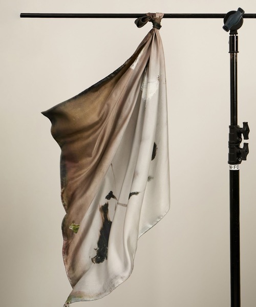 SALON adam et rope'（サロン アダム エ ロペ）の「YASUKO HIRANO ARTプリントシルクスカーフ（バンダナ/スカーフ・レディース・ダークグリーン/ライトグレー・FREE）」の4枚目の写真