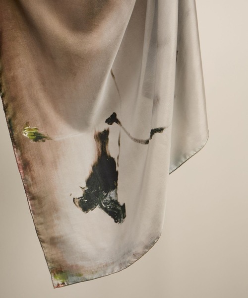 SALON adam et rope'（サロン アダム エ ロペ）の「YASUKO HIRANO ARTプリントシルクスカーフ（バンダナ/スカーフ・レディース・ダークグリーン/ライトグレー・FREE）」の5枚目の写真