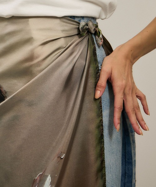 SALON adam et rope'（サロン アダム エ ロペ）の「YASUKO HIRANO ARTプリントシルクスカーフ（バンダナ/スカーフ・レディース・ダークグリーン/ライトグレー・FREE）」の9枚目の写真