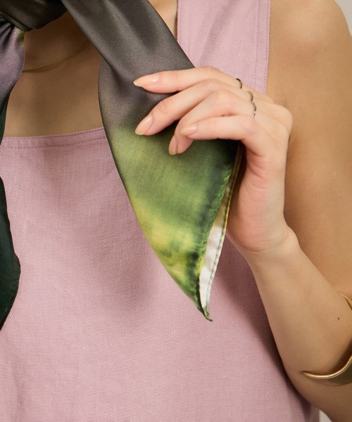 SALON adam et rope'（サロン アダム エ ロペ）の「YASUKO HIRANO ARTプリントシルクスカーフ（バンダナ/スカーフ・レディース・ダークグリーン/ライトグレー・FREE）」の12枚目の写真