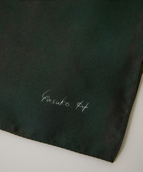 SALON adam et rope'（サロン アダム エ ロペ）の「YASUKO HIRANO ARTプリントシルクスカーフ（バンダナ/スカーフ・レディース・ダークグリーン/ライトグレー・FREE）」の20枚目の写真