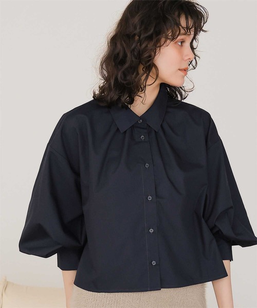 titivate(ティティベイト)の「クロップド丈ギャザーデザインシャツ(シャツ/ブラウス・レディース・ブルー/オフホワイト/ネイビー・L/M)」の5枚目の写真