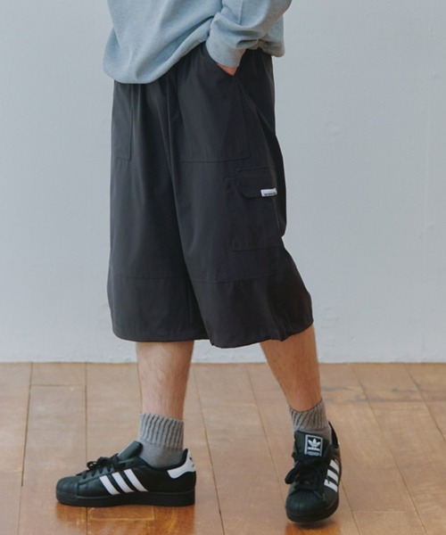 MAISON CLUB(メゾンクラブ)の「【MAISON CLUB】Odd Length Over Cargo Pants KKP/ 七分丈オーバーカーゴパンツ クロップドパンツ(カーゴパンツ・メンズ・グレー/ブラック/カーキ・M/L/XL)」の3枚目の写真
