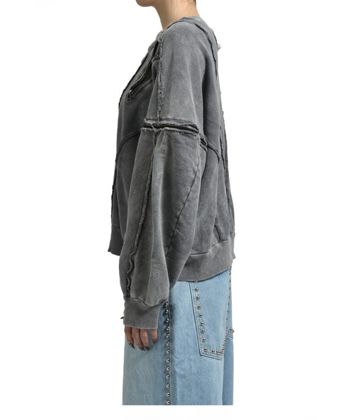 VIVAMUS（ヴィヴァムス）の「SPLIT SWEAT CREWNECK（スウェット・レディース・グレー・OS）」の3枚目の写真