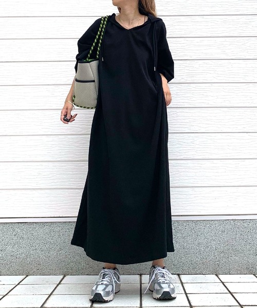 Q(キュー)の「ビッグサイズマキシロングワンピース(ワンピース・レディース・オートミール/ブラック・MEDIUM)」の2枚目の写真