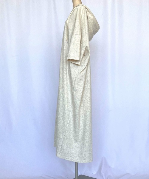 Q(キュー)の「ビッグサイズマキシロングワンピース(ワンピース・レディース・オートミール/ブラック・MEDIUM)」の8枚目の写真