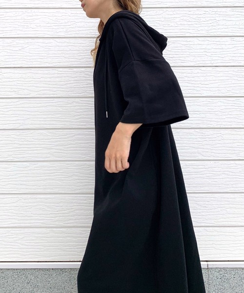 Q(キュー)の「ビッグサイズマキシロングワンピース(ワンピース・レディース・オートミール/ブラック・MEDIUM)」の16枚目の写真