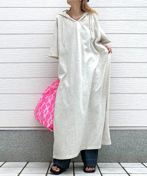 Q(キュー)の「ビッグサイズマキシロングワンピース(ワンピース・レディース・オートミール/ブラック・MEDIUM)」の11枚目の写真