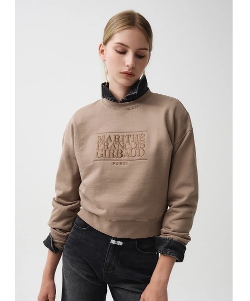 MARITHE + FRANCOIS GIRBAUD（マリテフランソワジルボー）の「W CLASSIC LOGO CROP SWEATSHIRT（スウェット・レディース・クリーム/オートミール/ライトピンク/ヘザーグレー/ベージュ/ネイビー・SMALL/MEDIUM）」の11枚目の写真