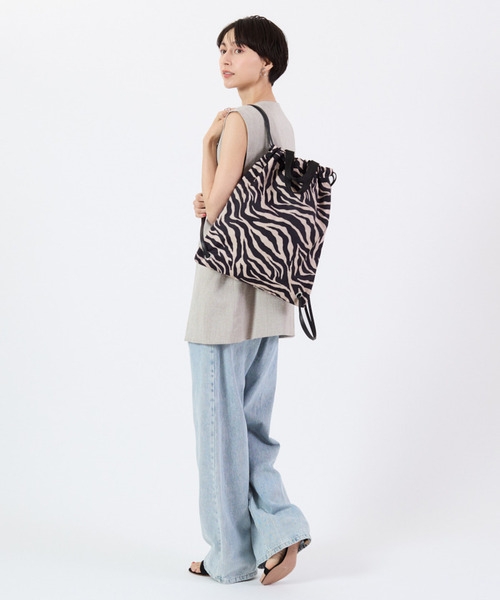 LeSportsac(レスポートサック)の「TH CITY KNAPSACK アップタウンラフィアゼブラ/ブラック(バックパック/リュック・レディース・ブラウン・FREE)」の3枚目の写真
