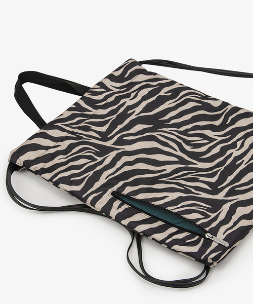 LeSportsac(レスポートサック)の「TH CITY KNAPSACK アップタウンラフィアゼブラ/ブラック(バックパック/リュック・レディース・ブラウン・FREE)」の9枚目の写真