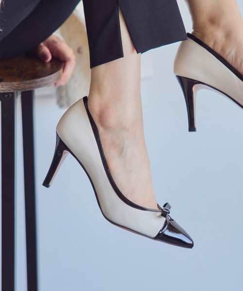 SEVEN TWELVE THIRTY(セヴントゥエルヴサーティー)の「LovelyWalk リボンコンビパンプス(パンプス・レディース・ブラック/ホワイト×ブラック/グレイッシュベージュ/ブラック系その他・22cm/22.5cm/23cm/23.5cm/24cm/24.5cm)」の2枚目の写真