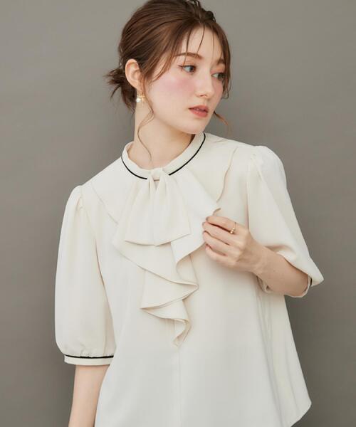 couture brooch(クチュールブローチ)の「【華やか・5分袖・通勤】配色フリルタイブラウス(シャツ/ブラウス・レディース・アイボリー系4/グレー系4/ネイビー系4・36/38/40/42)」の1枚目の写真