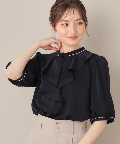 couture brooch(クチュールブローチ)の「【華やか・5分袖・通勤】配色フリルタイブラウス(シャツ/ブラウス・レディース・アイボリー系4/グレー系4/ネイビー系4・36/38/40/42)」の3枚目の写真