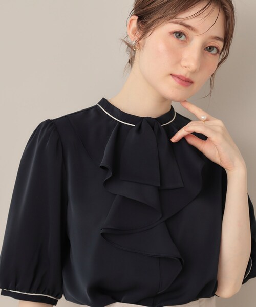 couture brooch(クチュールブローチ)の「【華やか・5分袖・通勤】配色フリルタイブラウス(シャツ/ブラウス・レディース・アイボリー系4/グレー系4/ネイビー系4・36/38/40/42)」の15枚目の写真