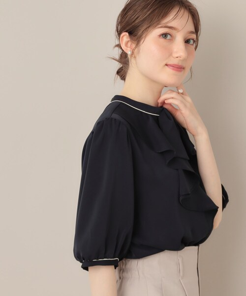 couture brooch(クチュールブローチ)の「【華やか・5分袖・通勤】配色フリルタイブラウス(シャツ/ブラウス・レディース・アイボリー系4/グレー系4/ネイビー系4・36/38/40/42)」の14枚目の写真