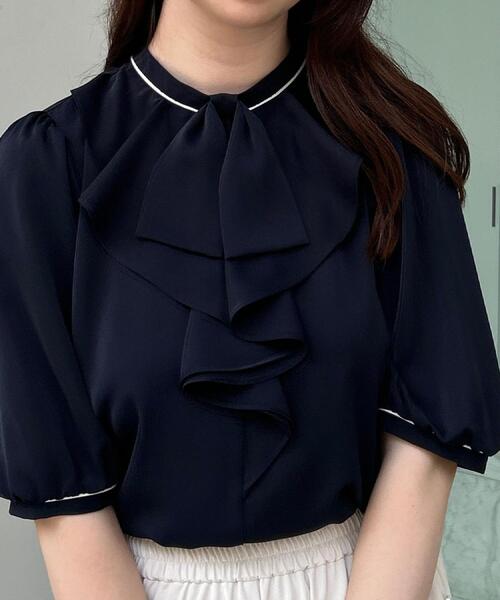 couture brooch(クチュールブローチ)の「【華やか・5分袖・通勤】配色フリルタイブラウス(シャツ/ブラウス・レディース・アイボリー系4/グレー系4/ネイビー系4・36/38/40/42)」の9枚目の写真