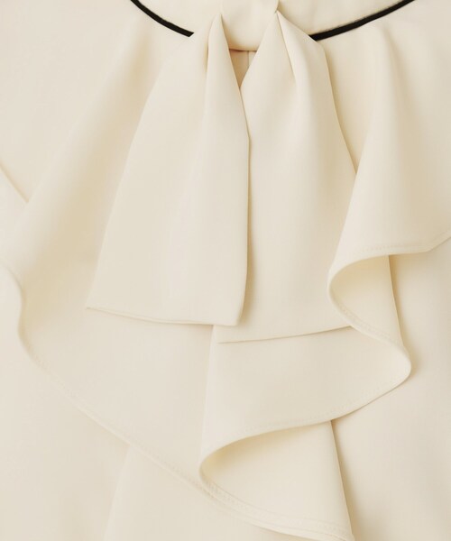 couture brooch(クチュールブローチ)の「【華やか・5分袖・通勤】配色フリルタイブラウス(シャツ/ブラウス・レディース・アイボリー系4/グレー系4/ネイビー系4・36/38/40/42)」の8枚目の写真